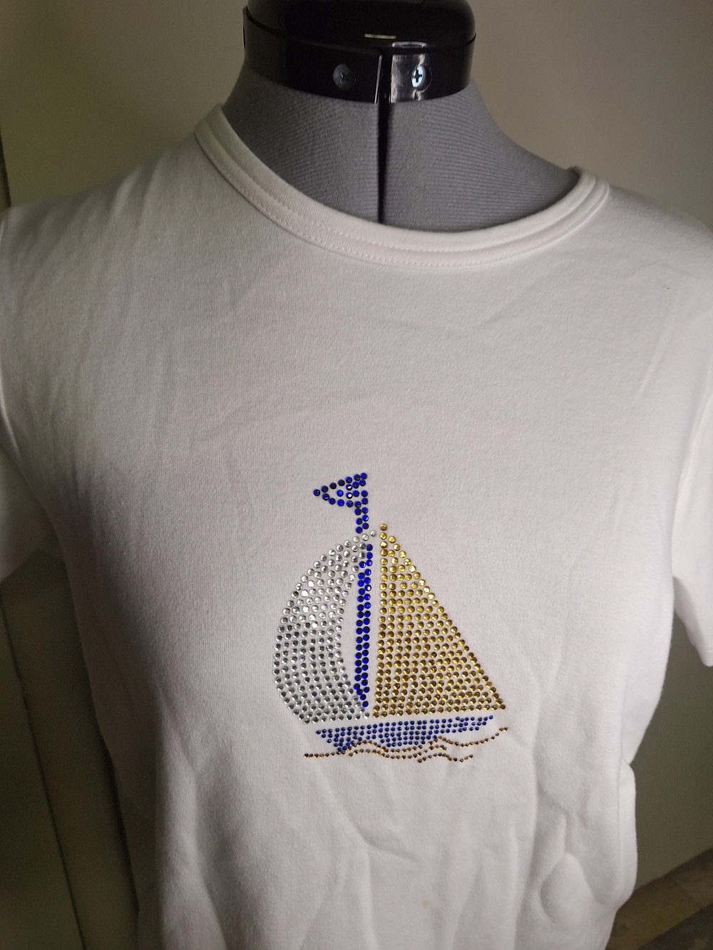 White Sailboat Rhinestone Short Sleeve Tee                       Size Small
